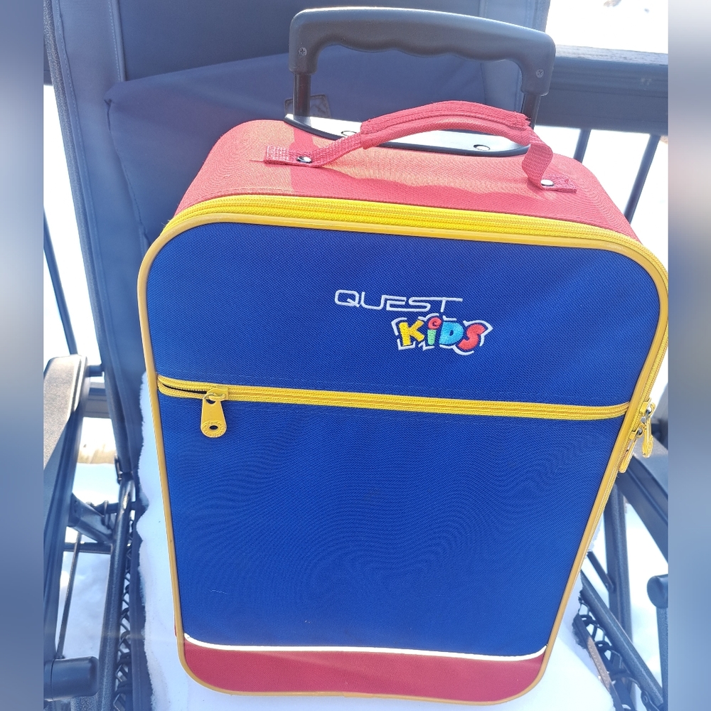 Vintage NOS Quest Barrel Duffle Luggage 🧳